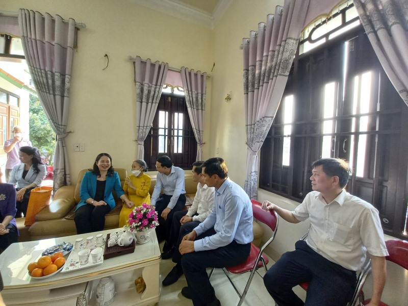 Phó Chủ tịch nước Võ Thị Ánh Xuân cùng Đoàn công tác Trung ương đến thăm, tặng quà tặng tri ân mẹ Việt Nam anh hùng Nguyễn Thị Thuộc tại tổ 5 khu 1 phường Hà Phong.