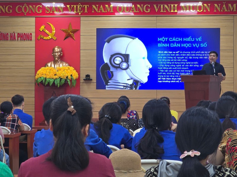 Hội Nông dân phối hợp với Đoàn Thanh niên tổ chức lớp học "Bình dân học vụ số và tìm hiểu về  Chuyển đổi số và công nghệ AI"