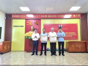 Phường Hà Phong tổ chức trao Huy hiệu Đảng đợt 2/9/2023