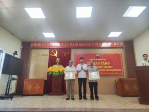 Đảng ủy phường Hà Phong tổ chức lễ trao tặng Huy hiệu đảng đợt 19/5/2024