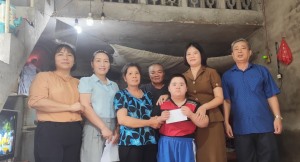Phường Hà Phong trao quà đỡ đầu cho trẻ em có hoàn cảnh khó khăn tại tổ 57 khu 6B