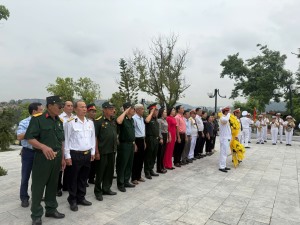  Đảng ủy, HĐND, UBND, Ủy ban MTTQ Việt Nam phường Hà Phong  tổ chức Lễ dâng hương tưởng niệm các Anh hùng liệt sĩ tại Nghĩa trang liệt sĩ Hà Tu.