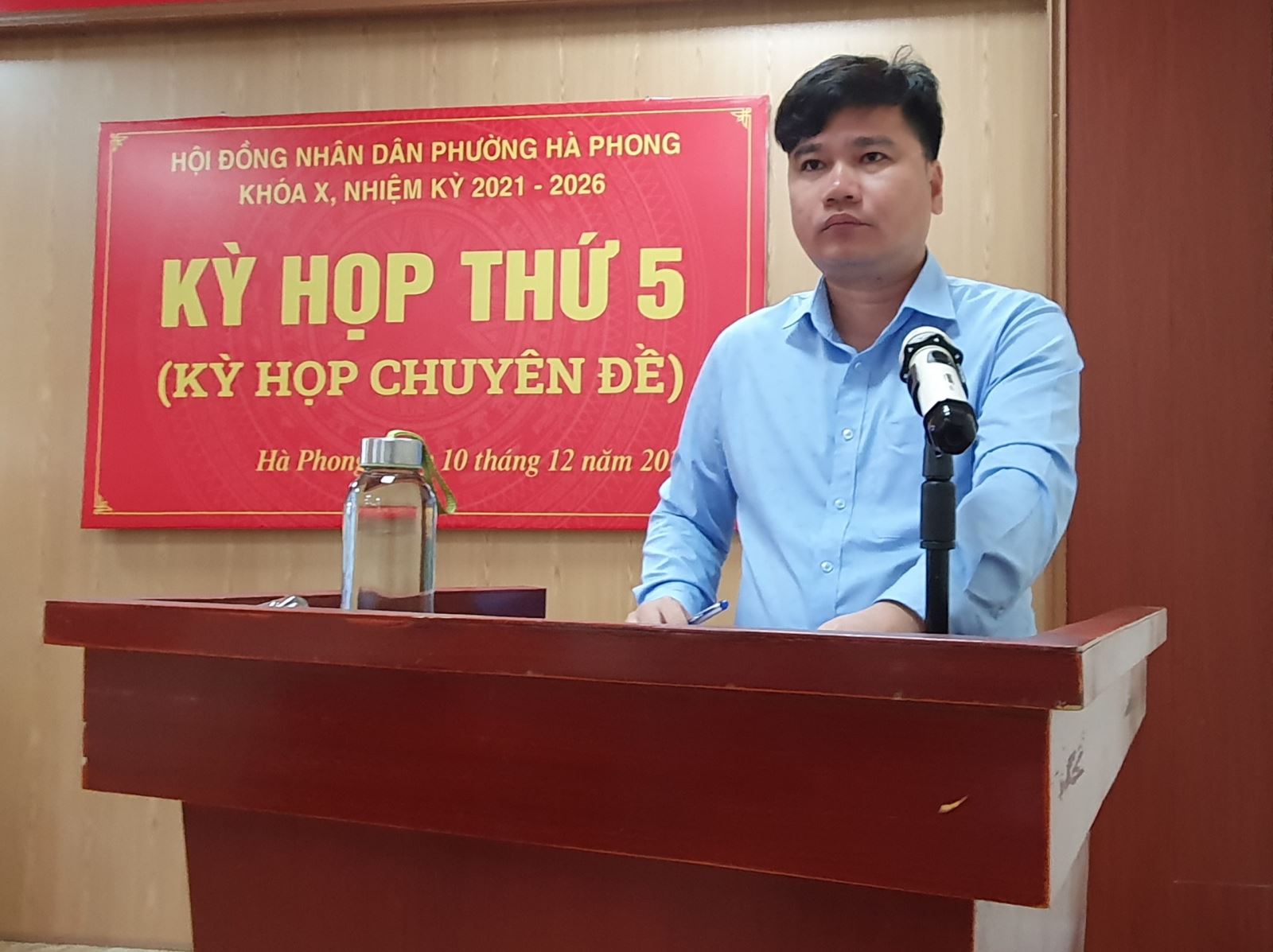 Đ.c Phạm Văn Đạt, PCT UBND phường đọc tờ trình tại Kỳ họp