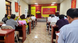 Đảng uỷ phường Hà Phong trao tặng Huy hiệu đảng và kết nạp đảng đợt 19/5/2023